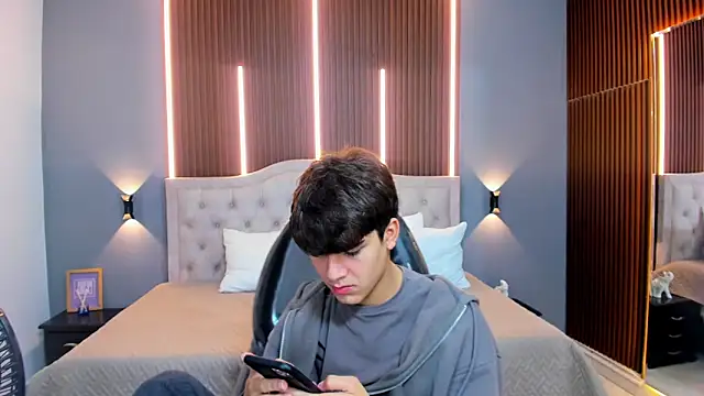 Snapshot of Tommy18__ chatting on October 3, 2025, 3:47 am Tommy18   online show from October 3, 2025, 3:47 am