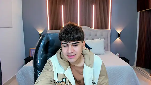 Snapshot of Tommy18__ chatting on October 11, 2025, 3:39 am Tommy18   online show from October 11, 2025, 3:39 am