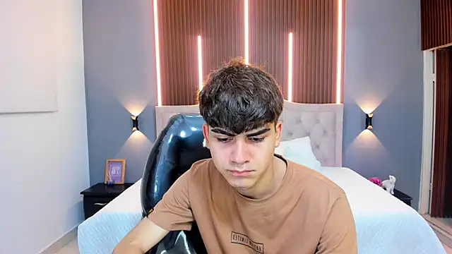 Snapshot of Tommy18__ chatting on October 15, 2025, 3:28 am Tommy18   online show from October 15, 2025, 3:28 am