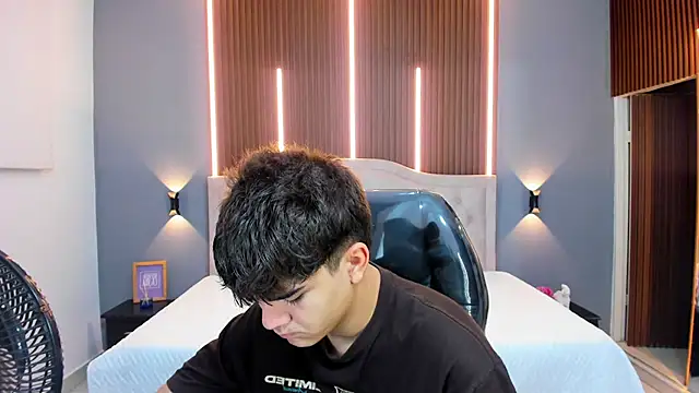 Snapshot of Tommy18__ chatting on October 16, 2025, 3:29 am Tommy18   online show from October 16, 2025, 3:29 am