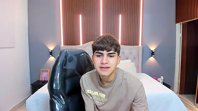 Snapshot of Tommy18__ chatting on October 17, 2025, 3:31 am Tommy18   online show from October 17, 2025, 3:31 am