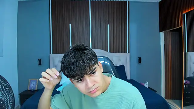 Snapshot of Tommy18__ chatting on October 19, 2025, 3:18 am Tommy18   online show from October 19, 2025, 3:18 am