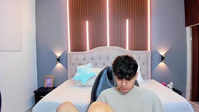 Snapshot of Tommy18__ chatting on October 22, 2025, 3:18 am Tommy18   online show from October 22, 2025, 3:18 am