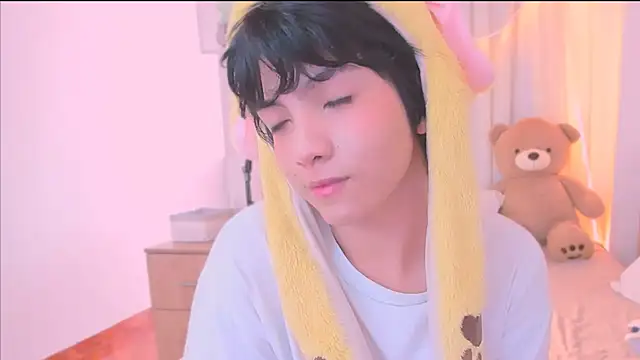 AllanYong18 online show from December 21, 2025, 8:16 pm