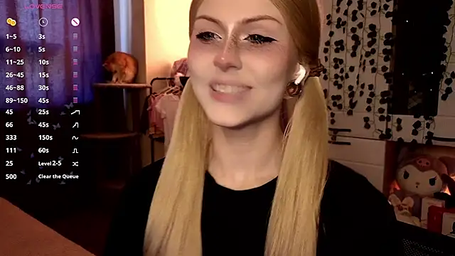 Snapshot of Emily__Mooree chatting on October 7, 2025, 7:16 am Emily  Mooree online show from October 7, 2025, 7:16 am