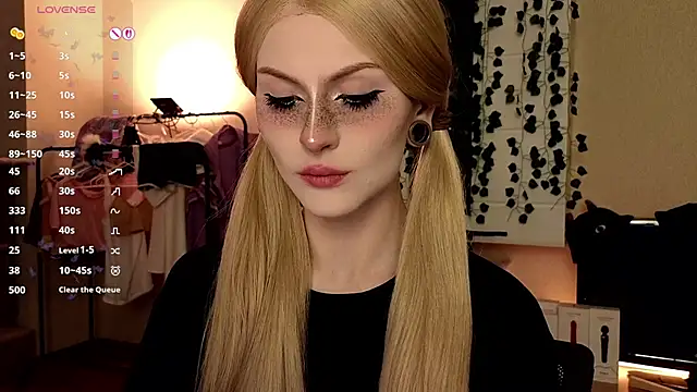Snapshot of Emily__Mooree chatting on October 19, 2025, 9:10 am Emily  Mooree online show from October 19, 2025, 9:10 am