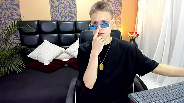 blondie lover69 online show from February 15, 2025, 7:28 pm