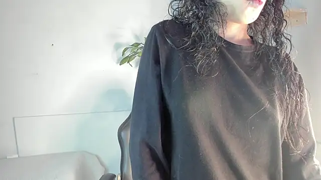 vaiolethsan   online show from April 18, 2026, 12:09 pm