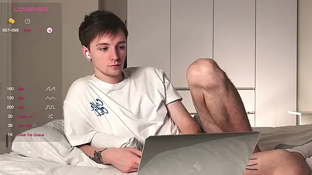 Snapshot of Calvin_Polanski chatting on December 17, 2025, 5:24 am Calvin Polanski online show from December 17, 2025, 5:24 am