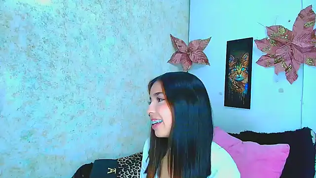 Snapshot of Rousse_violett chatting on February 6, 2025, 8:02 pm Rousse violett online show from February 6, 2025, 8:02 pm