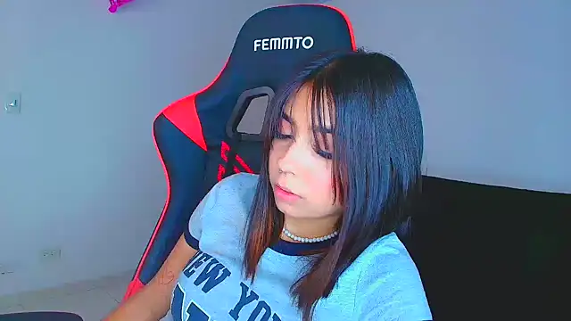 Snapshot of Rousse_violett chatting on September 23, 2025, 7:50 pm Rousse violett online show from September 23, 2025, 7:50 pm