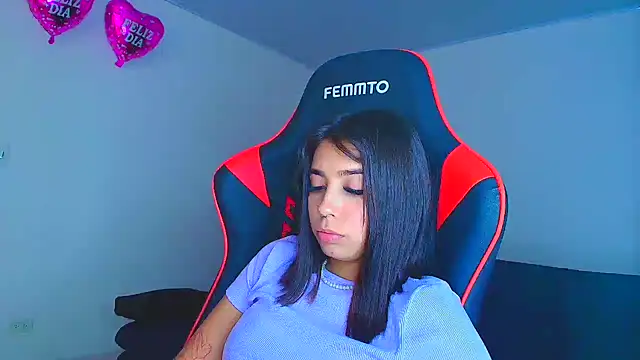 Snapshot of Rousse_violett chatting on October 6, 2025, 9:34 pm Rousse violett online show from October 6, 2025, 9:34 pm