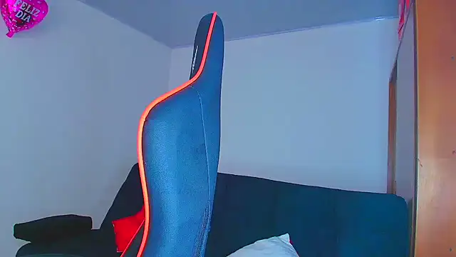 Snapshot of Rousse_violett chatting on October 9, 2025, 8:40 pm Rousse violett online show from October 9, 2025, 8:40 pm