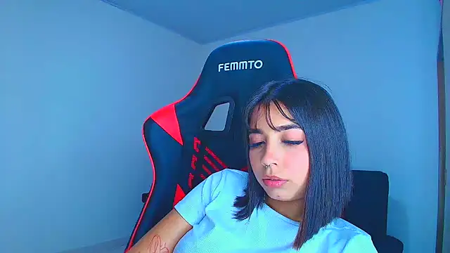 Snapshot of Rousse_violett chatting on October 20, 2025, 9:59 pm Rousse violett online show from October 20, 2025, 9:59 pm