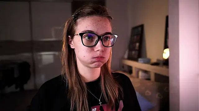 ileanacampbe online show from September 18, 2025, 4:25 am