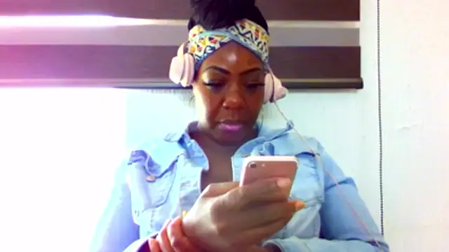 chocolatechipkukky85 online show from April 22, 2026, 5:47 pm