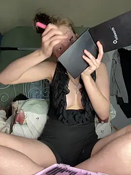 VioletxBlue online show from April 28, 2026, 12:32 pm