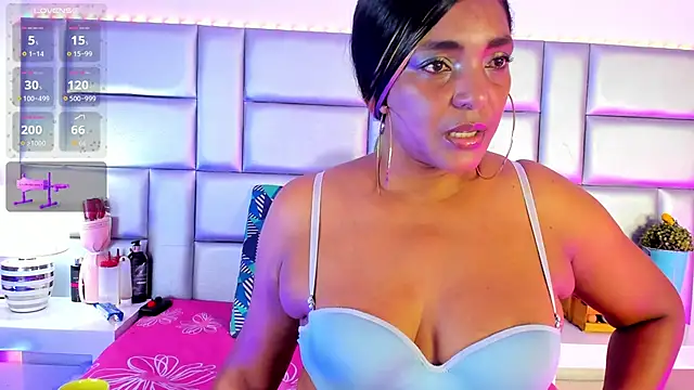 LovelyNickii online show from May 4, 2026, 1:18 pm