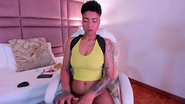 Snapshot of LuciaWallace chatting on March 13, 2025, 9:48 pm LuciaWallace online show from March 13, 2025, 9:48 pm