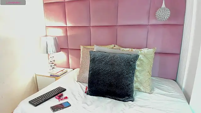 Snapshot of LuciaWallace chatting on October 19, 2025, 12:33 am LuciaWallace online show from October 19, 2025, 12:33 am