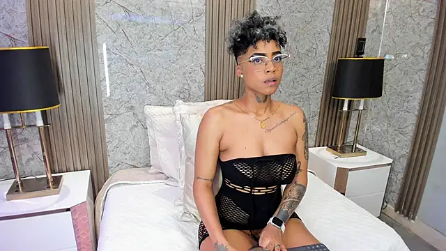 Snapshot of LuciaWallace chatting on February 17, 2026, 11:33 pm LuciaWallace online show from February 17, 2026, 11:33 pm