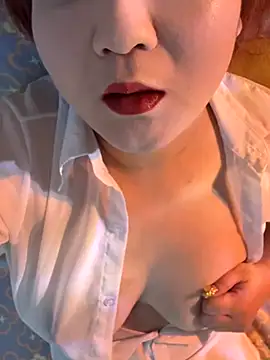 Snapshot of Hey-Cute chatting on October 19, 2025, 12:44 am Hey-Cute online show from October 19, 2025, 12:44 am