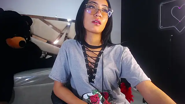 victoria ricci a online show from March 8, 2025, 4:39 pm