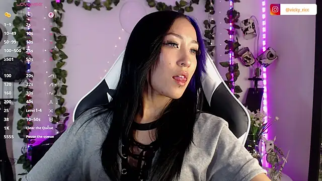 victoria ricci a online show from September 9, 2025, 4:34 am