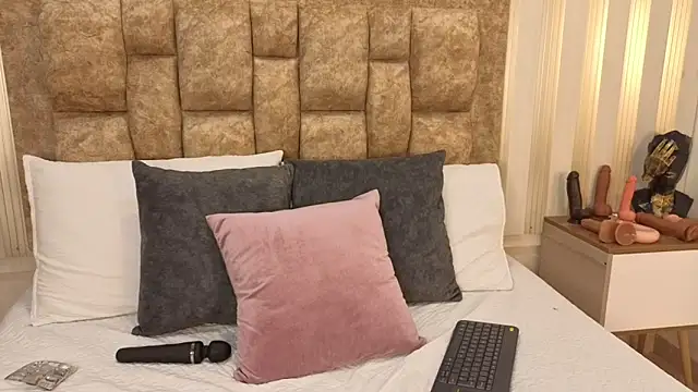 avis lara online show from December 3, 2025, 6:39 pm