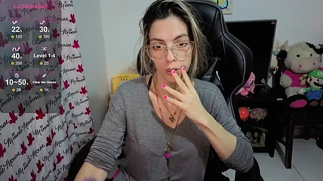 Snapshot of Princezzlove3 chatting on October 1, 2025, 12:05 am Princezzlove3 online show from October 1, 2025, 12:05 am