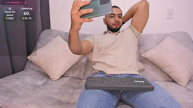 Snapshot of arturguy00 chatting on January 19, 2025, 1:10 am arturguy00 online show from January 19, 2025, 1:10 am