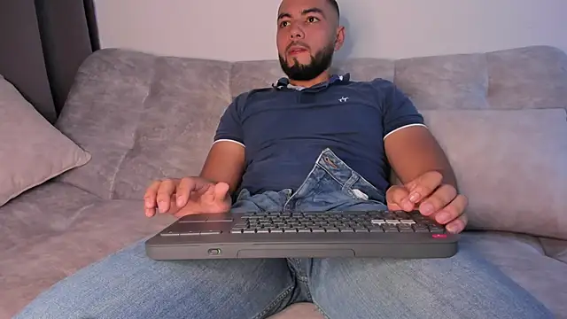 Snapshot of arturguy00 chatting on February 8, 2025, 11:34 pm arturguy00 online show from February 8, 2025, 11:34 pm