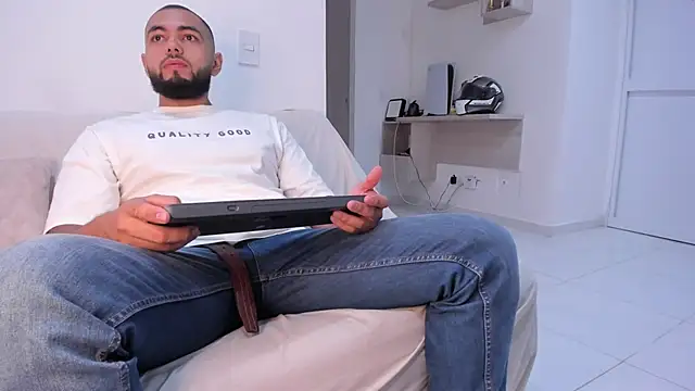 Snapshot of arturguy00 chatting on March 1, 2025, 8:10 pm arturguy00 online show from March 1, 2025, 8:10 pm