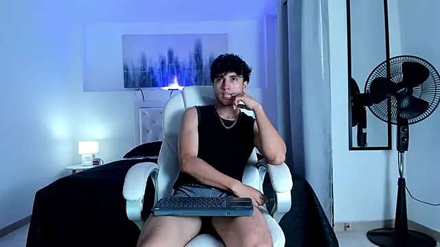Snapshot of ZaneeCross chatting on February 10, 2025, 7:49 pm ZaneeCross online show from February 10, 2025, 7:49 pm