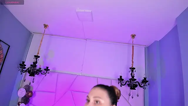 Aitana Hilton  online show from October 17, 2025, 11:57 am