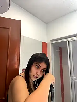 Aitana Hilton  online show from November 13, 2025, 11:31 am