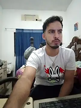 Snapshot of alejo5288 chatting on October 17, 2025, 2:04 am alejo5288 online show from October 17, 2025, 2:04 am