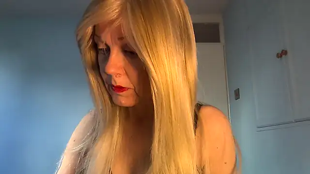 Snapshot of petina chatting on November 8, 2025, 12:27 pm petina online show from November 8, 2025, 12:27 pm