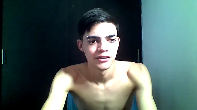 Snapshot of Latinos_2001 chatting on May 19, 2026, 3:51 pm Latinos 2001 online show from May 19, 2026, 3:51 pm