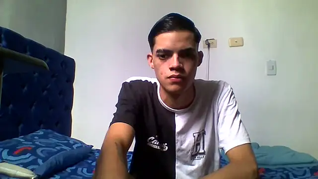 Snapshot of Latinos_2001 chatting on May 30, 2026, 2:47 pm Latinos 2001 online show from May 30, 2026, 2:47 pm