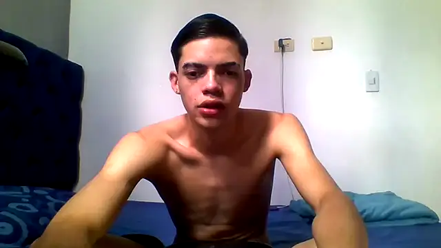 Snapshot of Latinos_2001 chatting on June 2, 2026, 2:30 pm Latinos 2001 online show from June 2, 2026, 2:30 pm