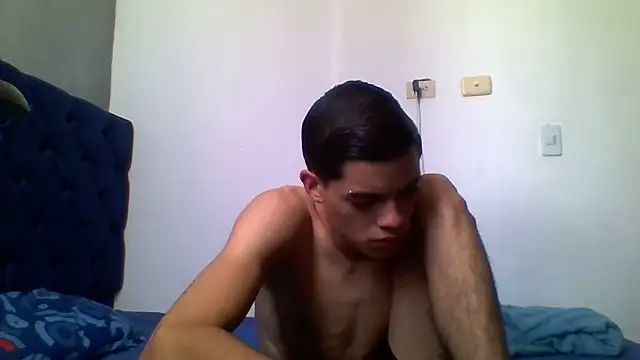 Snapshot of Latinos_2001 chatting on June 10, 2026, 4:17 pm Latinos 2001 online show from June 10, 2026, 4:17 pm