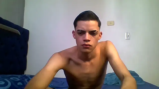Snapshot of Latinos_2001 chatting on June 13, 2026, 6:39 pm Latinos 2001 online show from June 13, 2026, 6:39 pm