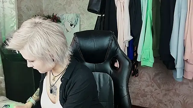 EvaBrownie online show from February 5, 2025, 9:57 am