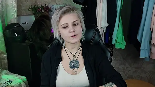 EvaBrownie online show from February 5, 2025, 1:11 pm
