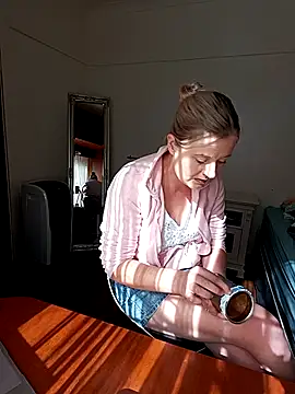 Vintasia online show from September 18, 2025, 1:24 pm