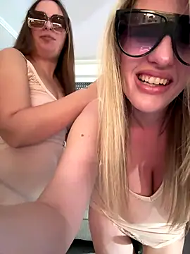 Snapshot of Megan_off chatting on October 7, 2025, 8:22 am Megan off online show from October 7, 2025, 8:22 am