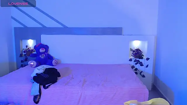 Snapshot of IslaBlaze chatting on February 6, 2025, 12:16 pm IslaBlaze online show from February 6, 2025, 12:16 pm