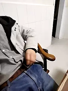 Snapshot of swg176 chatting on January 26, 2025, 12:11 pm swg176 online show from January 26, 2025, 12:11 pm