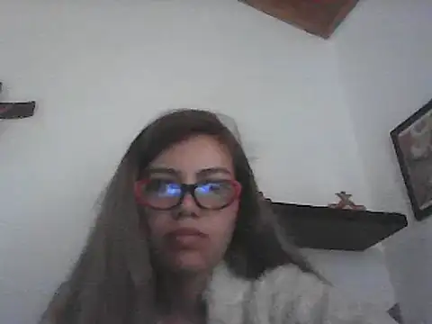 VittoriaTaylor online show from February 3, 2025, 1:40 pm